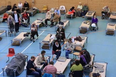 Người dân sơ tán khỏi khu vực phát hiện quả bom. (Nguồn DPA)