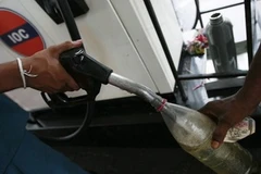 Chính phủ Ấn Độ quyết định tăng giá xăng để bù đắp các khoản thua lỗ. (Nguồn: Reuters)