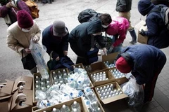 Người dân Nhật nhận nước uống được phân phát. (Nguồn: Reuters)