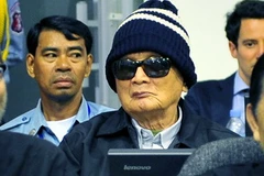 Nuon Chea (giữa) trong một phiên tòa. (Nguồn: AFP/TTXVN)