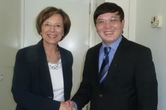 Bộ trưởng Emilia Mueller và ổng Lãnh sự Việt Nam tại Đức Nguyễn Hữu Tráng. (Ảnh: Thanh Hải/Vietnam+)