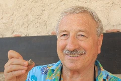 Giáo sư Wayne Horowitz - thành viên đoàn khảo cổ cùng mảnh khắc vừa tìm được. (Nguồn: israelnationalnews.com)