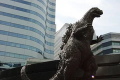 Tượng Gozilla được đặt trên đường phố Nhật Bản. (Nguồn: happynippon.com)