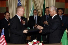 Quan chức Mỹ và Libya tại lễ ký kết Thỏa thuận khung thương mại và đầu tư. (Nguồn: Reuters)