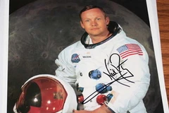 Một bức ảnh có chữ ký của Neil Armstrong. (Nguồn: autographmagazine.com)