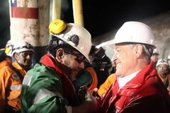 Tổng thống Chile Sebastian Pinera chúc mừng một thợ mỏ vừa được giải cứu. (Nguồn: Reuters)