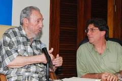 Lãnh tụ Fidel Castro và Ngoại trưởng Cuba Bruno Rodriguez tại buổi gặp gỡ. (Nguồn: Reuters)