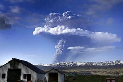 Núi lửa Grimsvoetn phun khói và tro bụi ngày 21/5. (Nguồn: AFP/TTXVN)