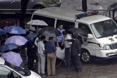 Xe cấp cứu chuyển các nạn nhân vụ xả súng tại tòa án đến bệnh viện. (Nguồn: AP)