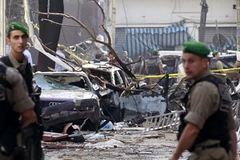 Lực lượng an ninh xem xét hiện trường vụ nổ bom ngày 19/10. (Nguồn: AFP/ TTXVN)