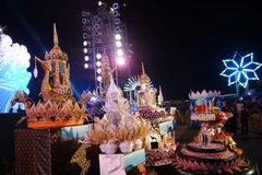 Các hoa đăng nhiều màu sắc được trưng bày tại lễ hội ở Bangkok đêm 21/11. (Ảnh: Ngọc Tiến/Vietnam+)