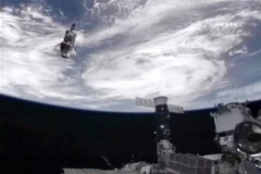 Tàu con thoi Atlantis đang hướng về Trái Đất sau khi tách khỏi Trạm vũ trụ quốc tế ISS. (Nguồn: AP)