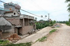 Một ngôi nhà kiên cố vi phạm hành lang bảo vệ đê tả sông Đáy. (Ảnh: Xuân Trường/TTXVN)