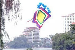 Lá cờ Ngũ sắc tung bay trên hồ Trúc Bạch. (Ảnh: Danh Lam/TTXVN)