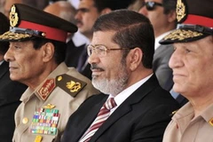 Ông Hussein Tantawi (trái), Tổng thống Ai Cập Mohamed Morsi (giữa) và Tướng Sami Anan. (Nguồn: AP)