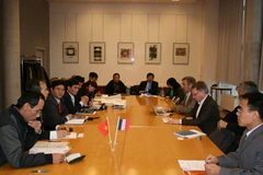 Đoàn thăm và làm việc tại trường Đại hoc sư phạm Cachan. (Ảnh: Lê Hà-Trung Dũng/Vietnam+)