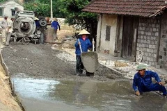 Xây dựng đường nông thôn tại Việt Nam. (Ảnh: Lan Xuân/TTXVN)