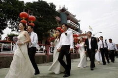 Các cặp đôi Malaysia nên duyên trong ngày 10/10/2010. (Nguồn: AP)