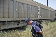 Nhân viên an ninh kiểm tra xung quanh khu vực tìm thấy các đầu đạn tên lửa. (Nguồn: AP)