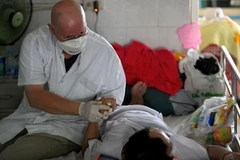Tình nguyện viên điều trị cho một bệnh nhân AIDS tại Thái Lan. (Nguồn: AFP/TTXVN)