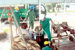 Nạo vét cống thoát nước trên các tuyến đường nội ô thành phố Cà Mau. (Nguồn: baocamau.com.vn)