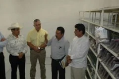 Bộ trưởng Nông nghiệp Mexico Francisco Mayorga làm việc với các nhà nghiên cứu tại Trung tâm gen ngô. (Nguồn: Internet)
