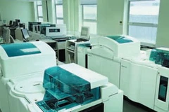 Một phòng xét nghiệm của hãng Roche Diagnostics. (Ảnh: Minh Ánh/Vietnam+)