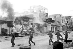 Bộ đội ta giải phóng thị xã Xuân Lộc. (Nguồn: Báo Tin Tức)