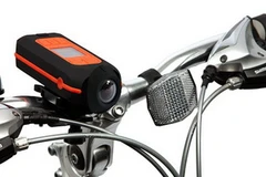 Máy quay HD170 có thể gắn vào mũ bảo hiểm hay xe cộ. (Nguồn: Internet)