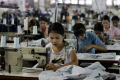 Một dây chuyền may quần áo xuất khẩu ở Yangon, Myanmar. (Nguồn: AP)