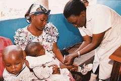 Tiêm vắcxin phòng sởi cho trẻ em châu Phi. (Nguồn: Internet)
