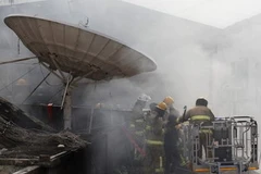 Lực lượng cứu hỏa đang nỗ lực dập tắt đám cháy. (Nguồn: Reuters)