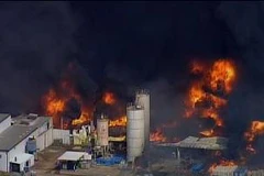 Ngọn lửa bùng phát tại nhà máy Magnablend Inc. (Nguồn: AFP/TTXVN)