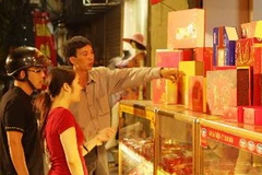 Một cửa hàng bán bánh Trung thu trên phố Bà Triệu. (Ảnh: Trần Việt/TTXVN)