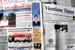 Các báo Lào ra ngày 21/6. (Ảnh: Hoàng Chương/Vietnam+)