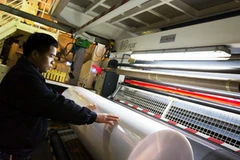 Một công nhân Việt Nam làm việc tại công ty Hàn Quốc. (Nguồn: Bloomberg)