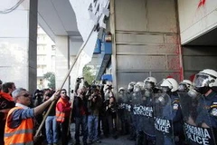 Cảnh sát triển khai để đối phó với những người biểu tình. (Nguồn: THX/TTXVN)