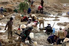 Khai thác vàng sa khoáng. Ảnh minh họa. (Ảnh: Thế Lập/TTXVN)