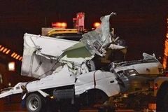 Chiếc xe tải bẹp dúm bên trong đường hầm Sasago. (Nguồn: Sankei)