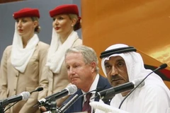 Chủ tịch Emirates Airlines Ahmed bin Saeed al-Maktoun và đại diện hãng Boeing trong lễ công bố bản hợp đồng. (Nguồn: Reuters)