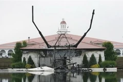 Bức tượng chúa Jesus chỉ còn trơ lại lõi thép. (Nguồn: AP)