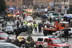 Cảnh sát và nhân viên cứu hộ triển khai ở Genoa. (Nguồn: THX/TTXVN)