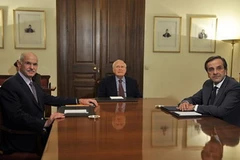 Tổng thống Carolos Papoulias (giữa), Thủ tướng George Papandreou và ông Antonis Samaras trong cuộc thương lượng ngày 6/11. (Nguồn: Getty Images)