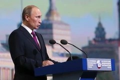 Tổng thống Nga Vladimir Putin phát biểu tại Diễn đàn kinh tế quốc tế Saint Petersburg. (Nguồn: EPA)