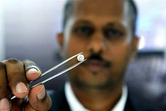 Ông Suresh de Silva cùng viên kim cương 1,5 carat tương tự như viên kim cương bị đánh cắp. (Nguồn: AFP)