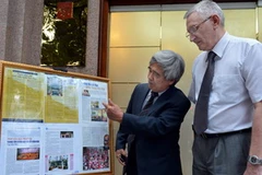 Nhà văn, dịch giả Thúy Toàn giới thiệu với ngài Alexey Yu. Lavrenev về những tác phẩm dịch. (Ảnh: Thanh Hà/TTXVN)