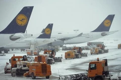 Tuyết phủ dày các đường băng ở sân bay Frankfurt. (Nguồn: Getty Images)