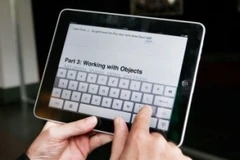 iPad của Apple sẽ trở nên thông dụng hơn khi người dùng có thể cái thêm các phần mềm khác. (Nguồn: AFP/Vietnam+)