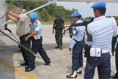 Lực lượng an ninh khám xét ông Michael A Boyd tại sân bay Sepinggan. (Nguồn: thejakartaglobe.com)
