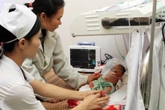 Chăm sóc trẻ sơ sinh. (Ảnh: Dương Ngọc/TTXVN)